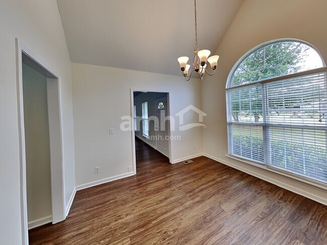 Building Photo - 204 Creekwood Dr