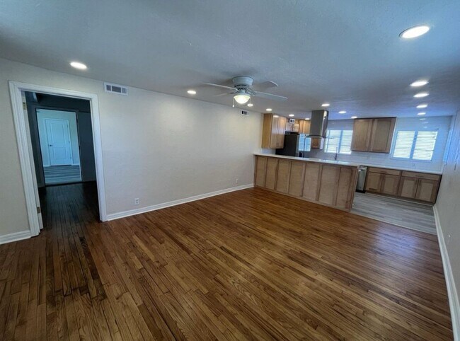 Building Photo - 3012 N Lee Ave