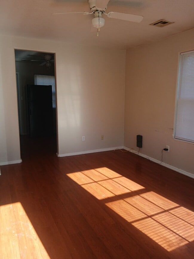 Building Photo - Cozy ~  2-bedroom, 1-bathroom house