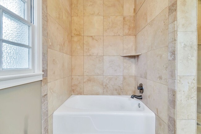 Building Photo - ** 3 bed 2 bath located in McGehee Estate ...
