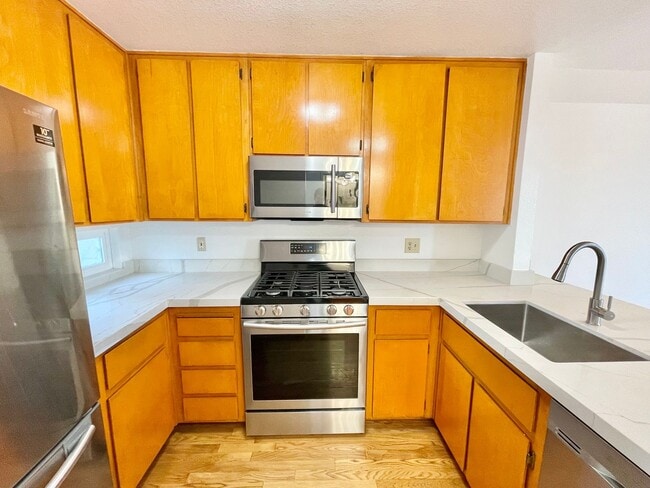 Building Photo - Spacious 3BR/2BA Potrero Hill Townhouse Ho...
