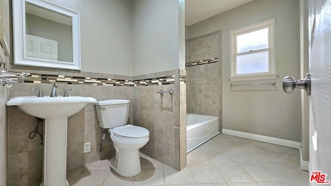 Building Photo - 1022 S Norton Ave