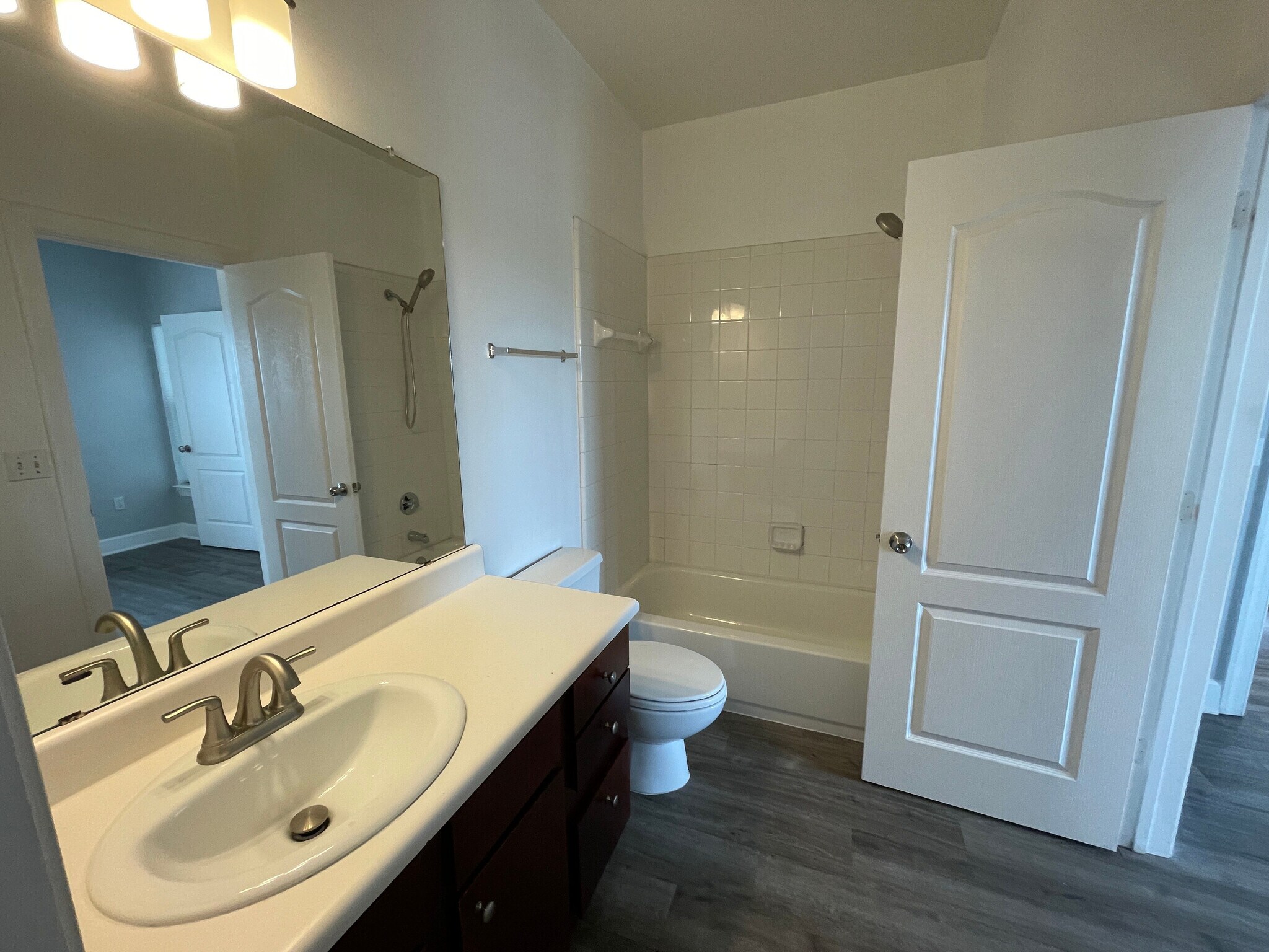 Building Photo - Room in Condo on Crossing Pl