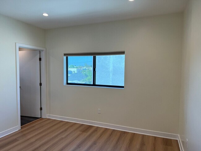 Building Photo - 2514 S Palm Grove Ave