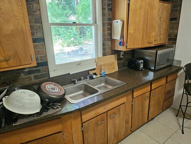 Building Photo - Private Guy Room in 5 bedroom 2 bath triplex