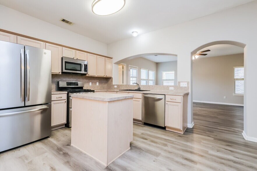Building Photo - 985 Oak Falls Dr