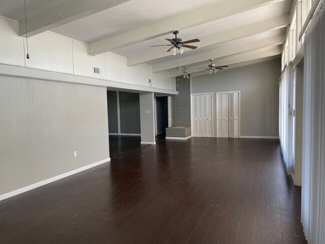 Building Photo - 3 BR 2.5 bath - Gonzales