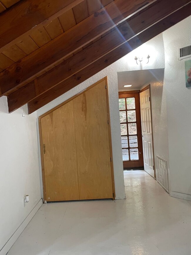 Building Photo - Adorable cottage!