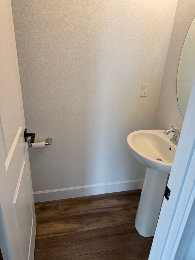 Building Photo - Hillsboro Townhouse/Condo