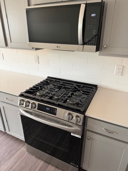 Range/oven GAS - 1842 Pheasant Trace Cir