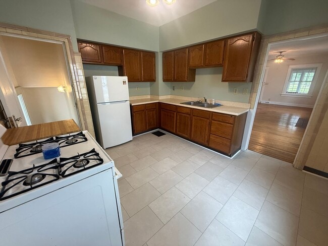 Building Photo - 2 Bed 1 Bath