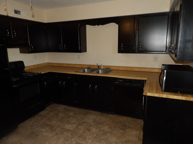 Building Photo - 65 Ashwood Ct