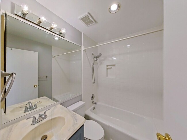 Building Photo - 617 E Avenida San Juan