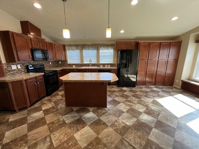 Building Photo - Beautiful Newer Home
