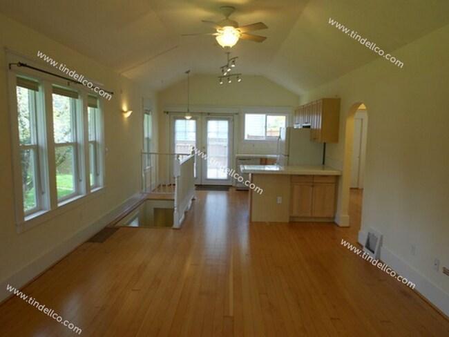 Building Photo - 3 Bedroom Milwaukie Bungalow On Large Corn...