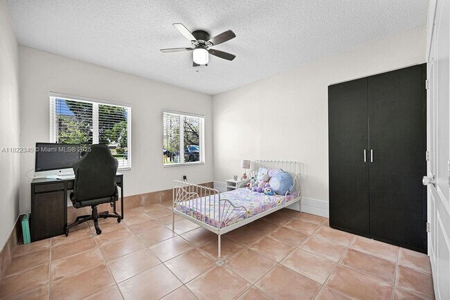 Building Photo - 9133 Fontainebleau Blvd