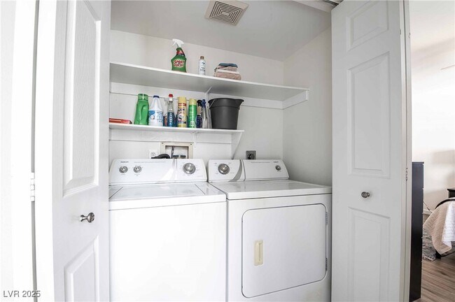 Building Photo - 101 Luna Way