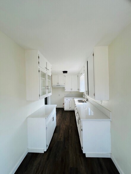 Building Photo - 1029 W 84th St