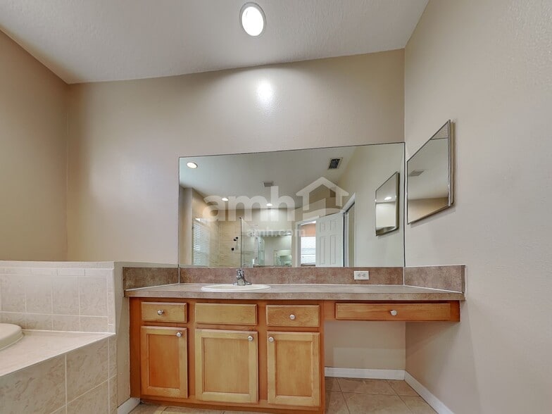 Building Photo - 1304 Emerald Hill Way