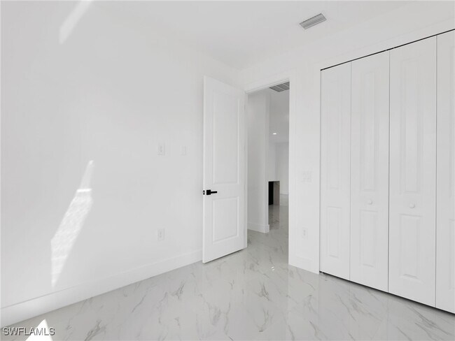 Building Photo - 1119 Earhart St E