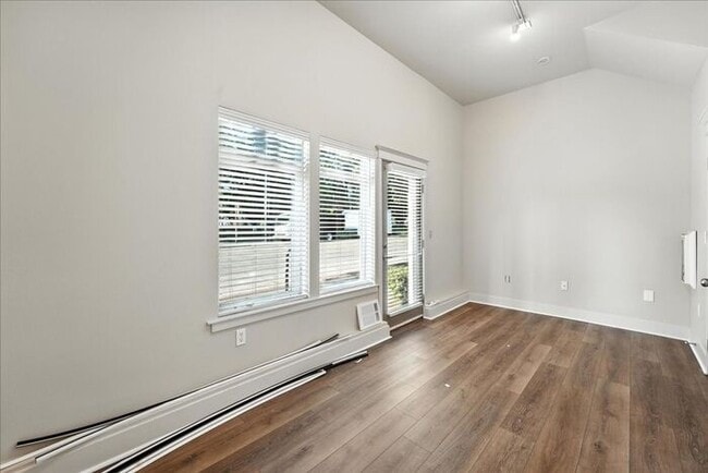 Building Photo - Versatile Townhome: Perfect for Live/Work ...