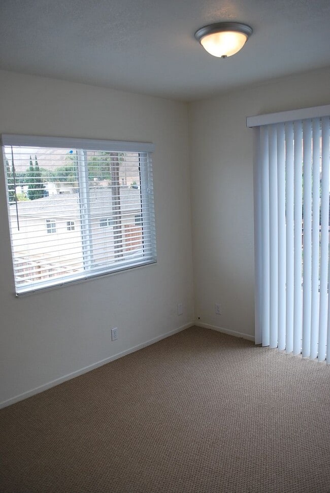 Building Photo - 822