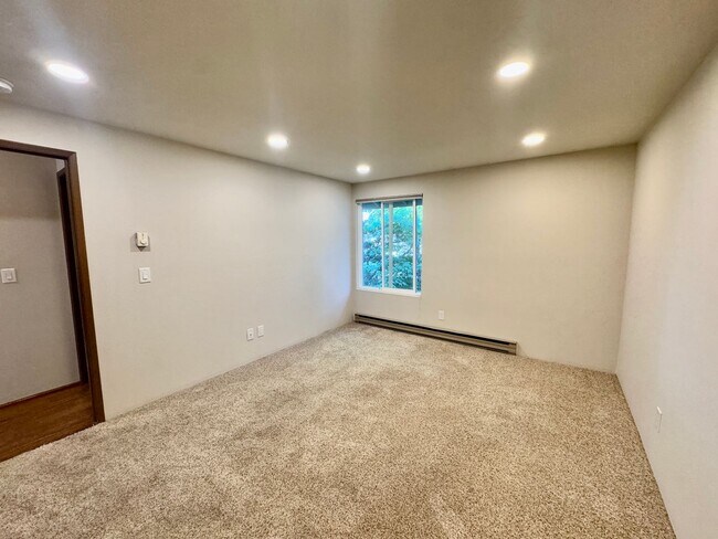 Building Photo - Woodlake Condo!!!