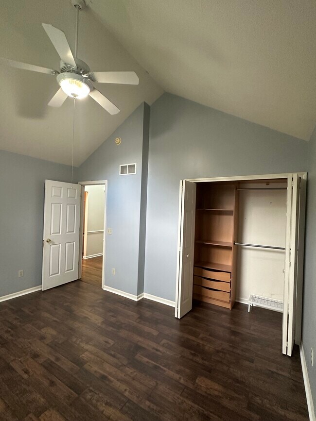 Building Photo - 4934 Claredon Pl