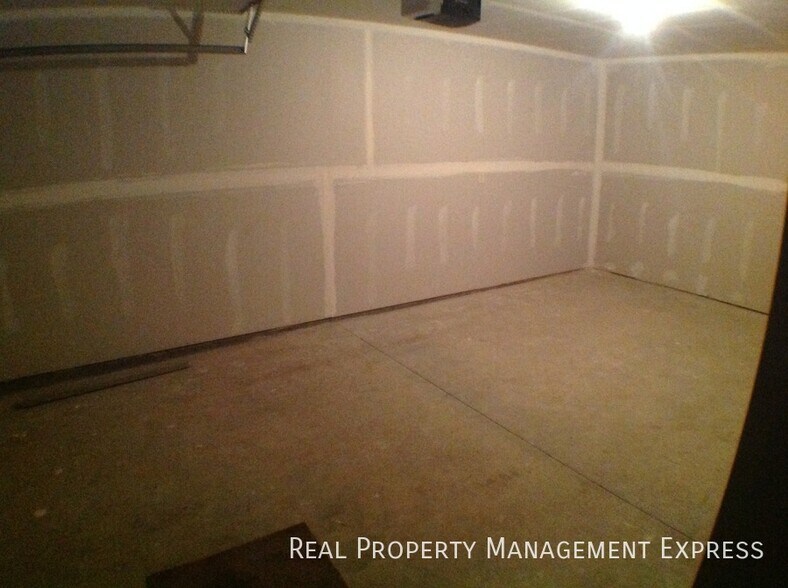 Building Photo - Perfect 2 Story 2 Bedroom Town Home in Har...