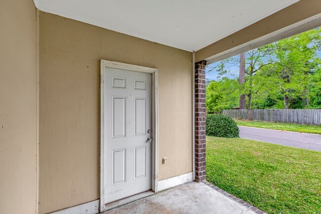 Building Photo - MOVE IN SPECIAL! Two Bedroom Pet-Friendly Unit in Gadsden Acres!