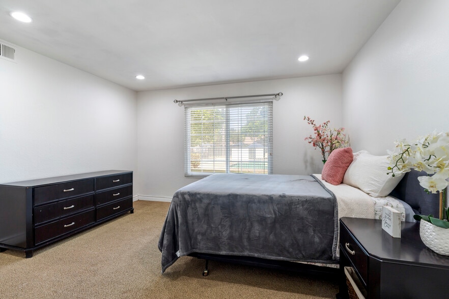 Building Photo - 3863 Thorncroft Ln