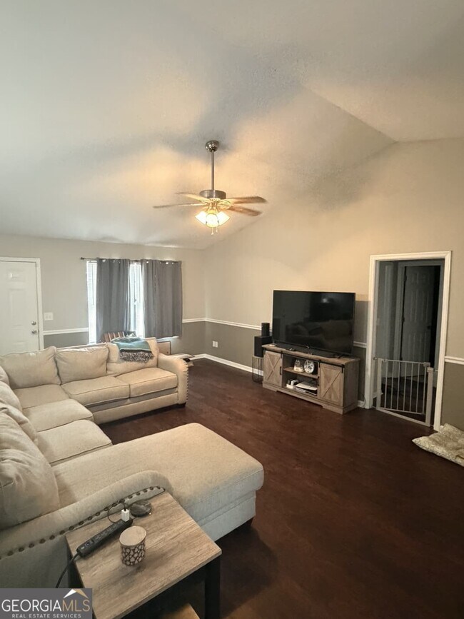 Building Photo - 380 Gum St