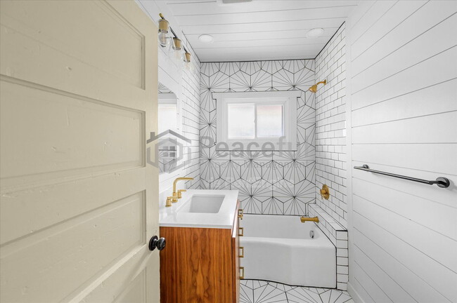 Building Photo - 662 E Redondo Ave