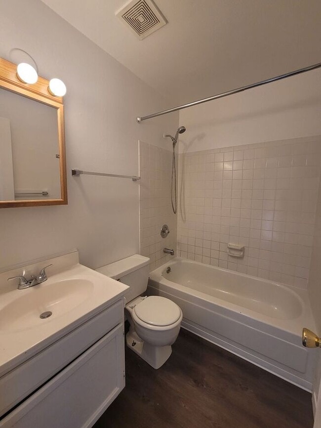 Building Photo - Charming 2-Bedroom, 1-Bathroom Upper-Level...