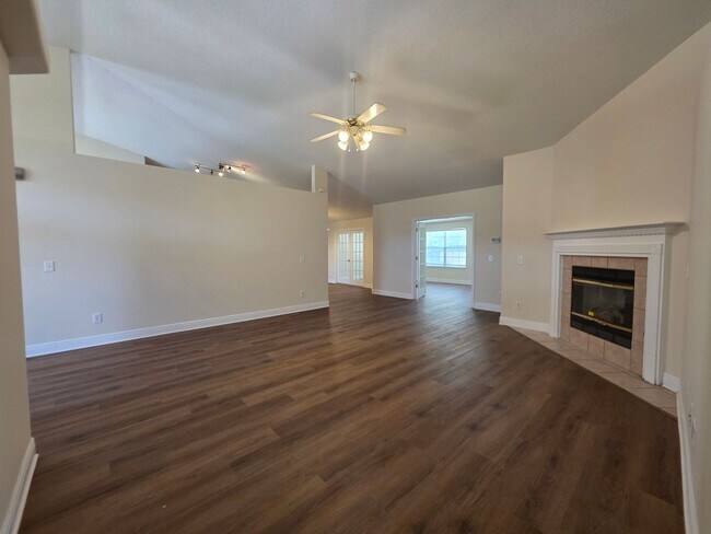 Building Photo - 4BR/3BA home with shed close to Navy Feder...