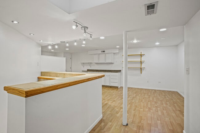 Building Photo - 807 Fairmont Ct