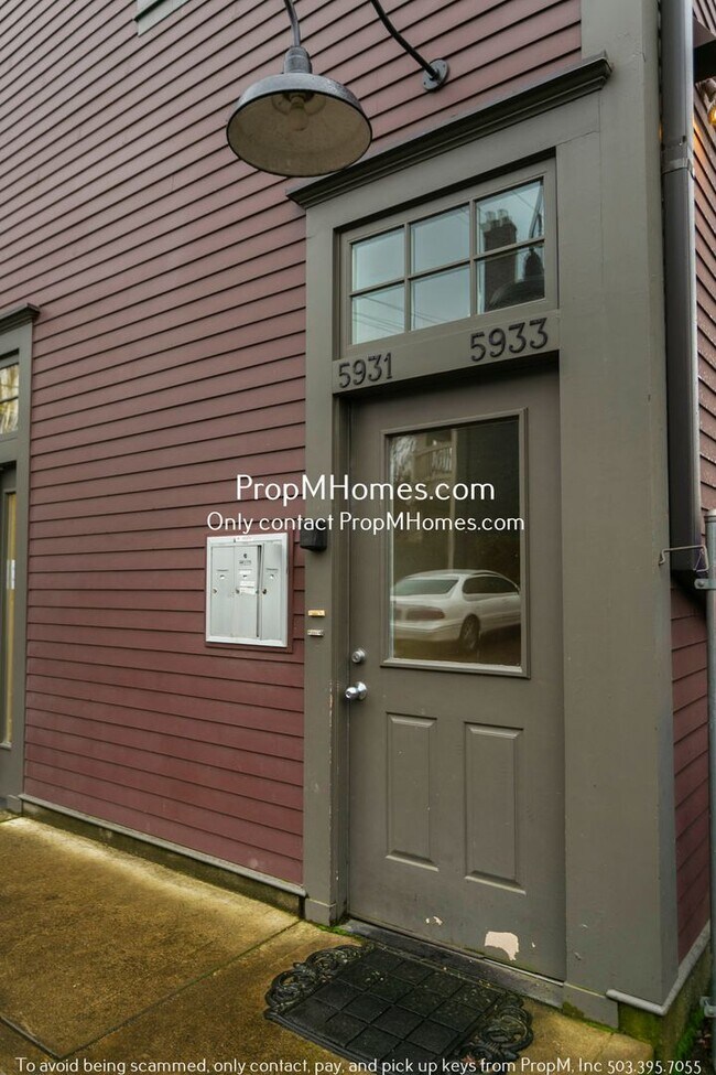 Building Photo - Charming Two-Bedroom Unit: Your Perfect Ho...