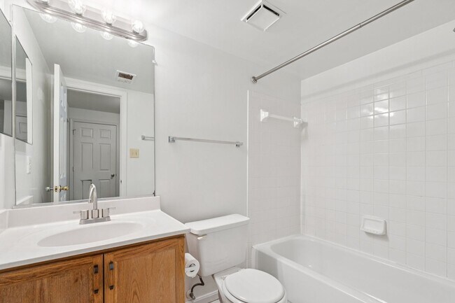 Building Photo - Great Location for schools, shopping and d...