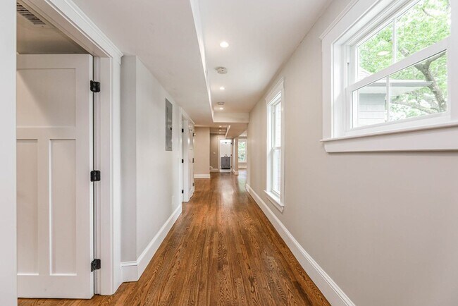 Building Photo - Modern 4bed 3 Bath with 3 parking