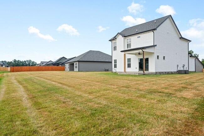 Building Photo - Pet Friendly Three Bedroom with Bonus!