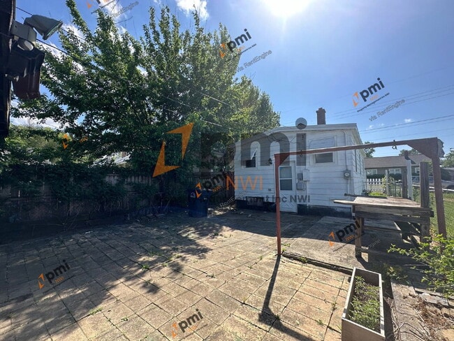 Building Photo - 1518 Oak St