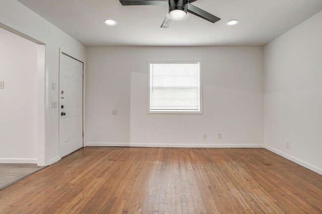 Building Photo - Amazing 2 Bed- 1 Bath Home in West Fort Wo...