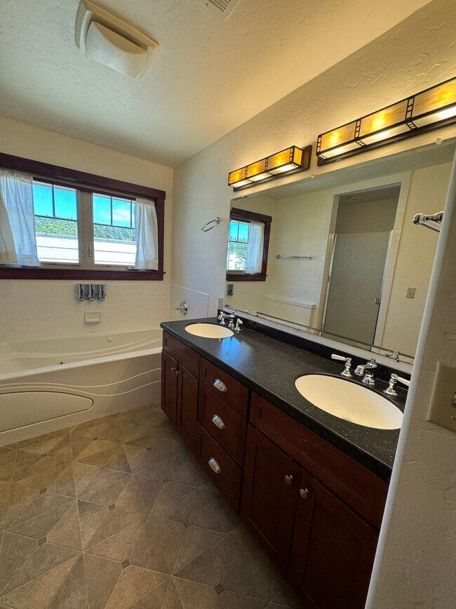 Building Photo - 4br/3bth CRAFTSMAN STYLE HOUSE in Arcata