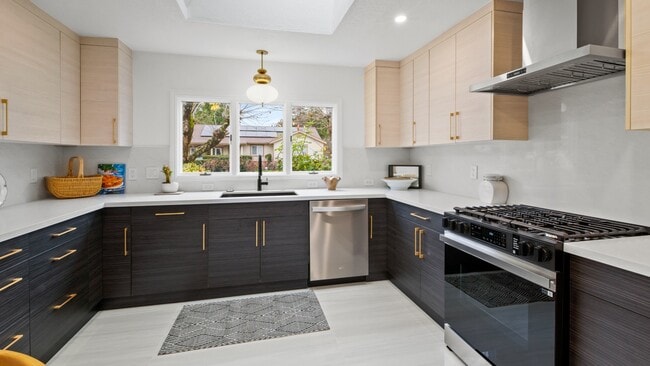 Building Photo - 1819 Cedar St