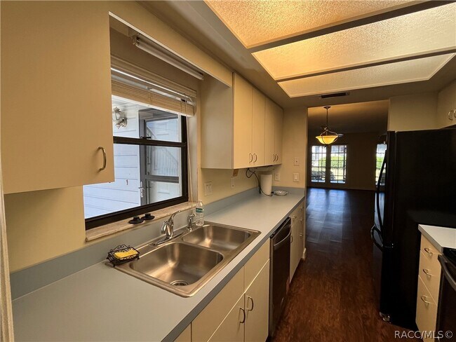 Building Photo - 760 E Gilchrist Ct