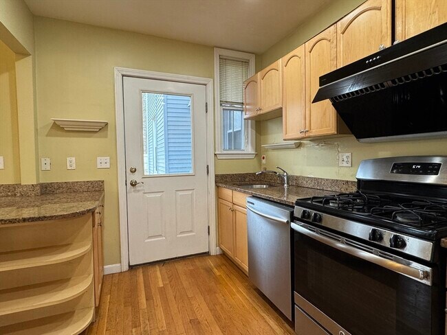 Building Photo - 6 Rockland Pl