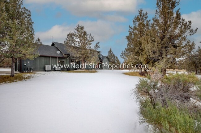 Building Photo - Beautiful Home On 10 Acres. Horse property