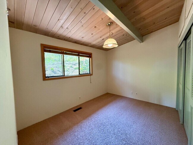 Building Photo - SPACIOUS THREE BED / THREE BATH HOME OFF OF PANORAMIC HWY WITH STUNNING VIEWS