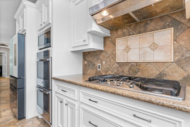 Building Photo - 631 Apache St