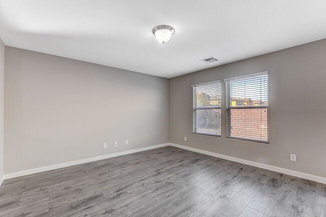 Building Photo - Spacious 3 bedroom home with large yard in...
